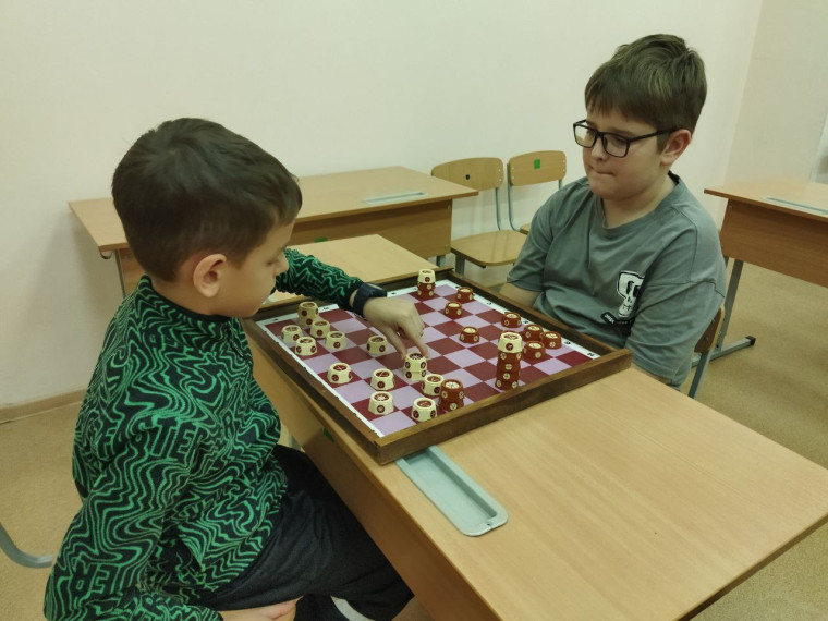 Новогодний турнир по шахматам и русским шахматам Таврели..